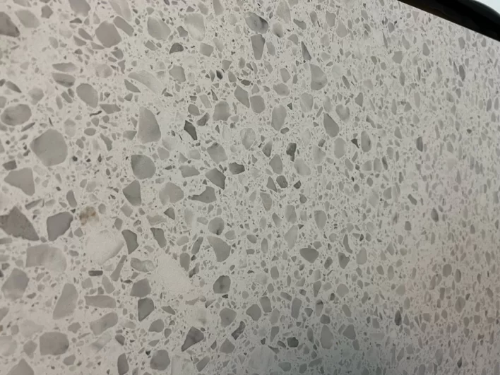 Naturalne białe płytki porcelanowe z efektem lastryko 45x90 - ITA9095